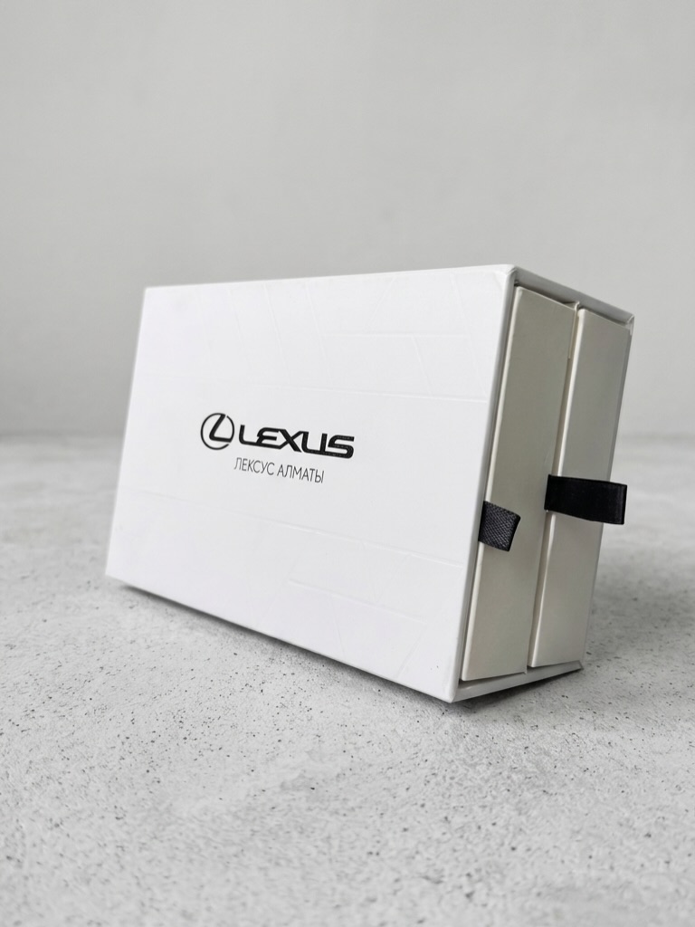 Lexus · белые подарочные боксы